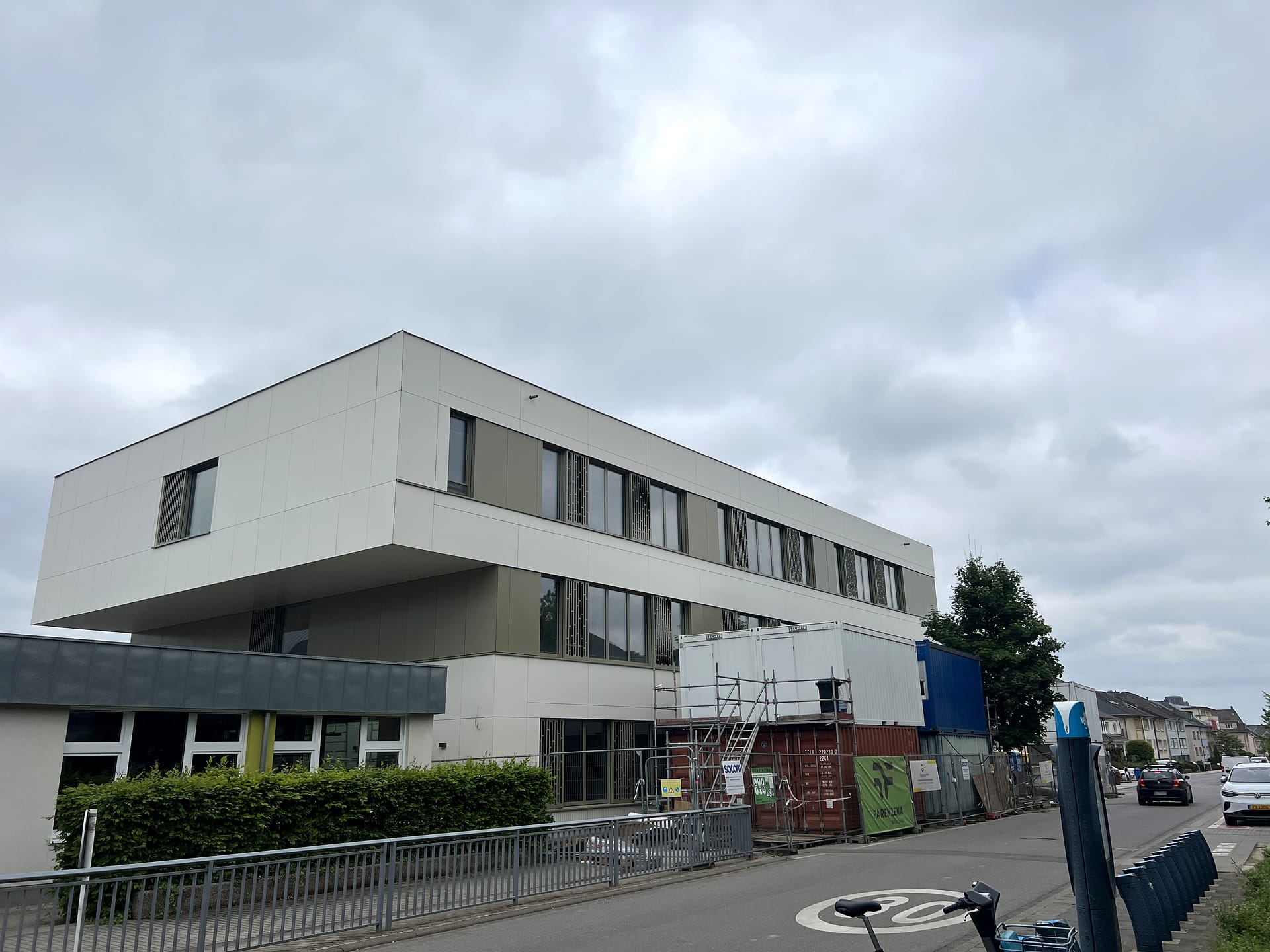 École d'Howald rénovée et étendue, façade en panneaux Rockpanel — QUASART × Schnür Systeme, Luxembourg