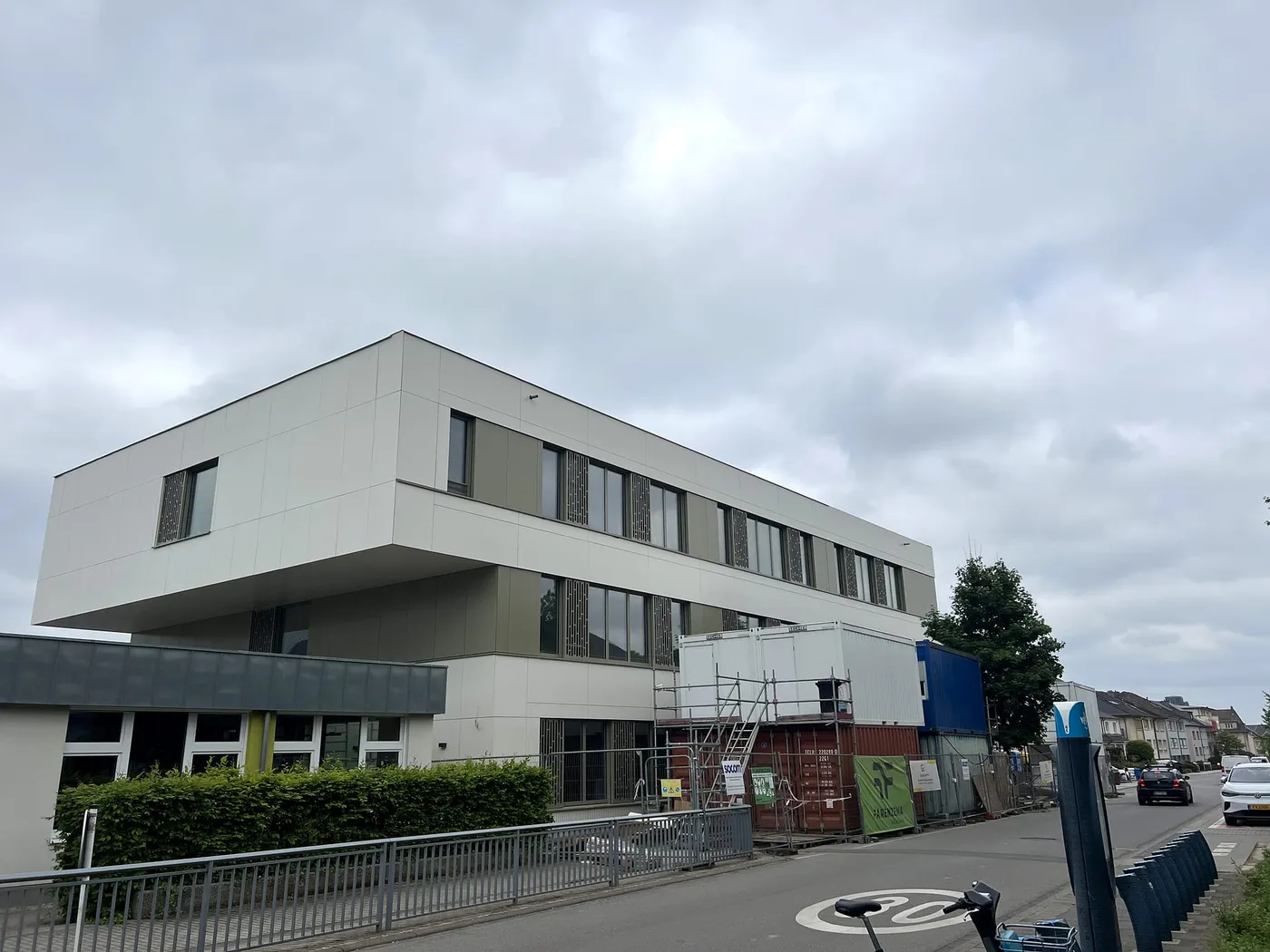 École d'Howald rénovée et étendue, façade en panneaux Rockpanel — QUASART × Schnür Systeme, Luxembourg