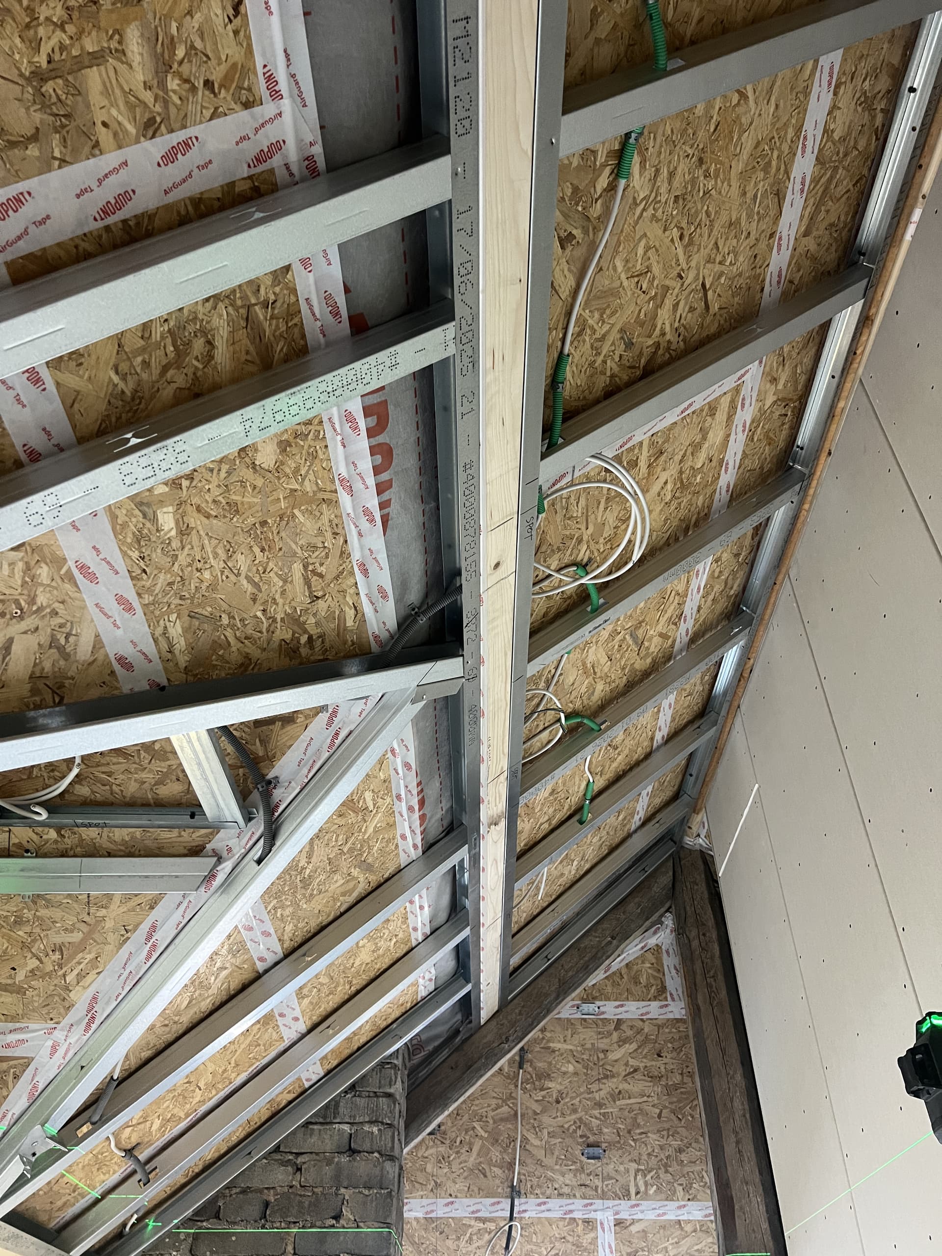 Pose rails et profils métalliques Knauf pour rampants combles — chantier QUASART Luxembourg