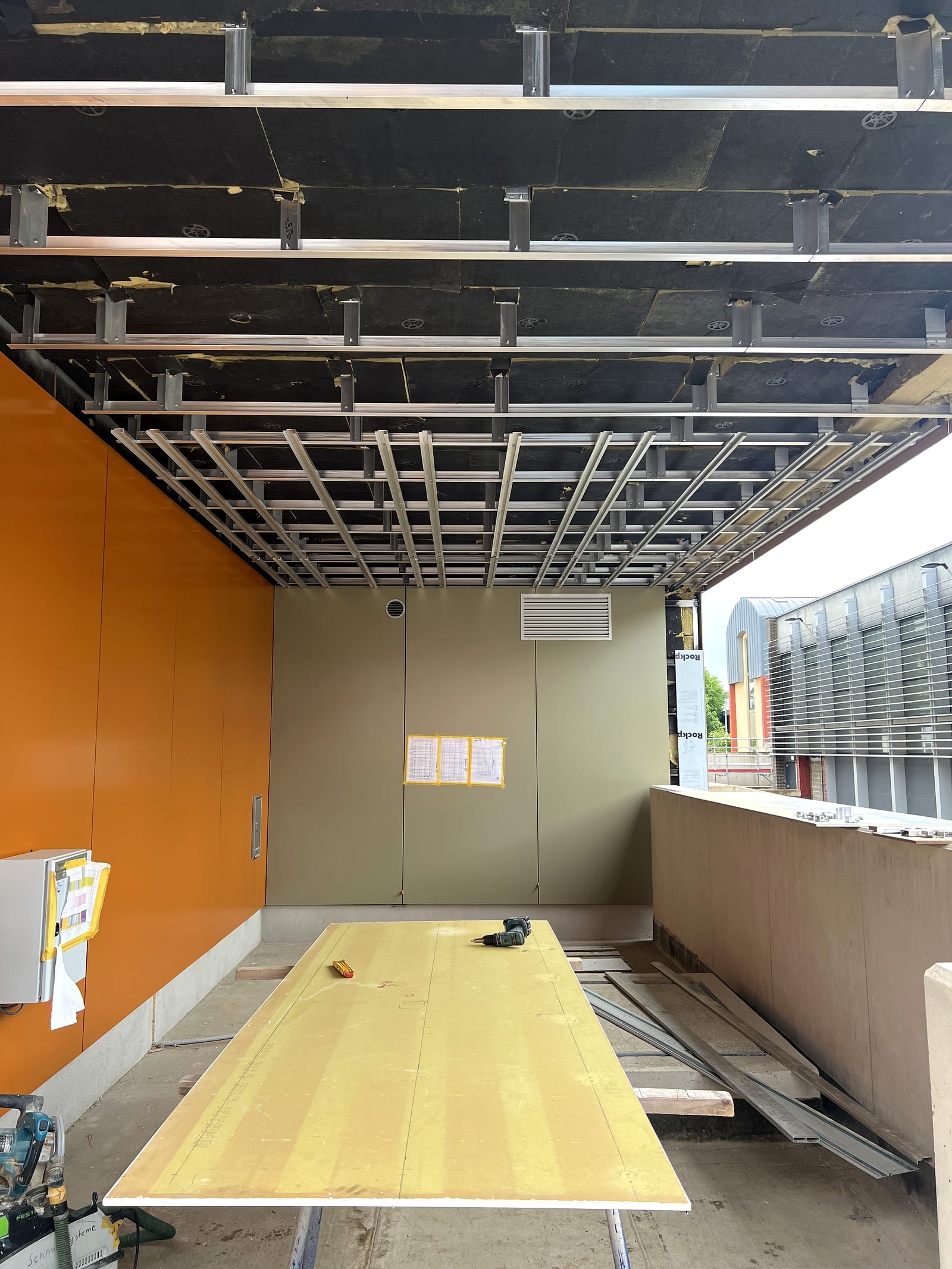 Atelier de pose installé in situ pour la fabrication des plafonds Rockpanel de l'école d'Howald