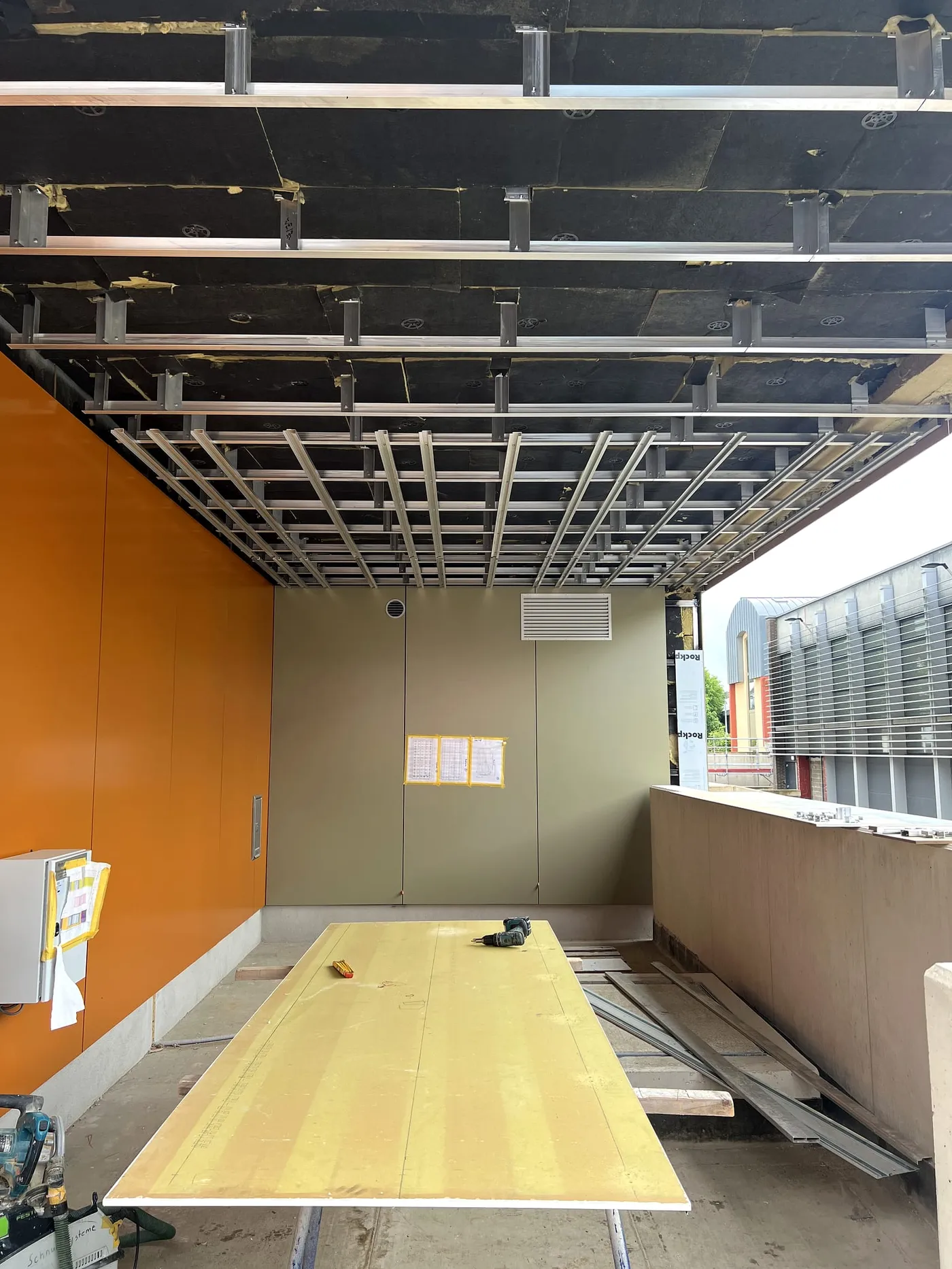 Atelier de pose installé in situ pour la fabrication des plafonds Rockpanel de l'école d'Howald