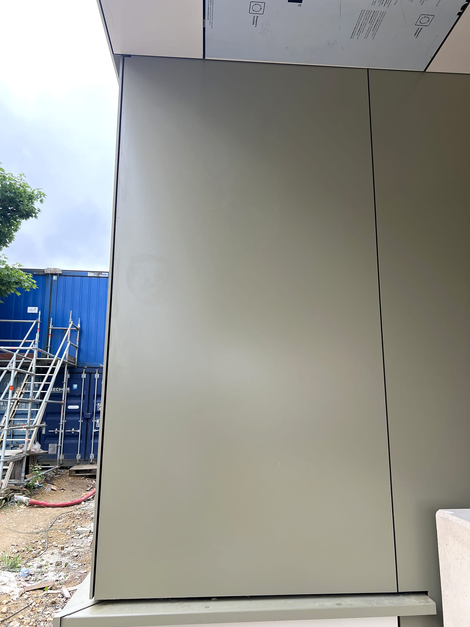 Détail de l'ossature aluminium du plafond Rockpanel, trame régulière sur isolant minéral