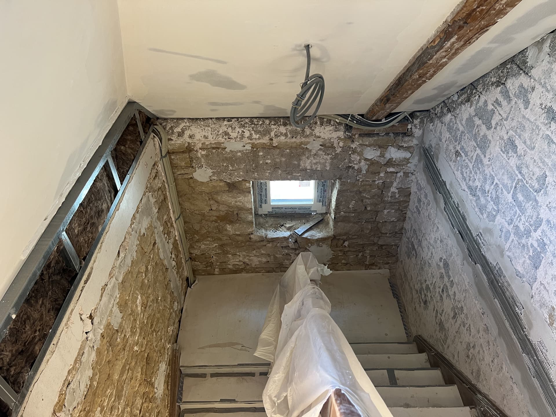 Décapage et préparation support cage d'escalier avant plâtre projeté — rénovation maison Luxembourg
