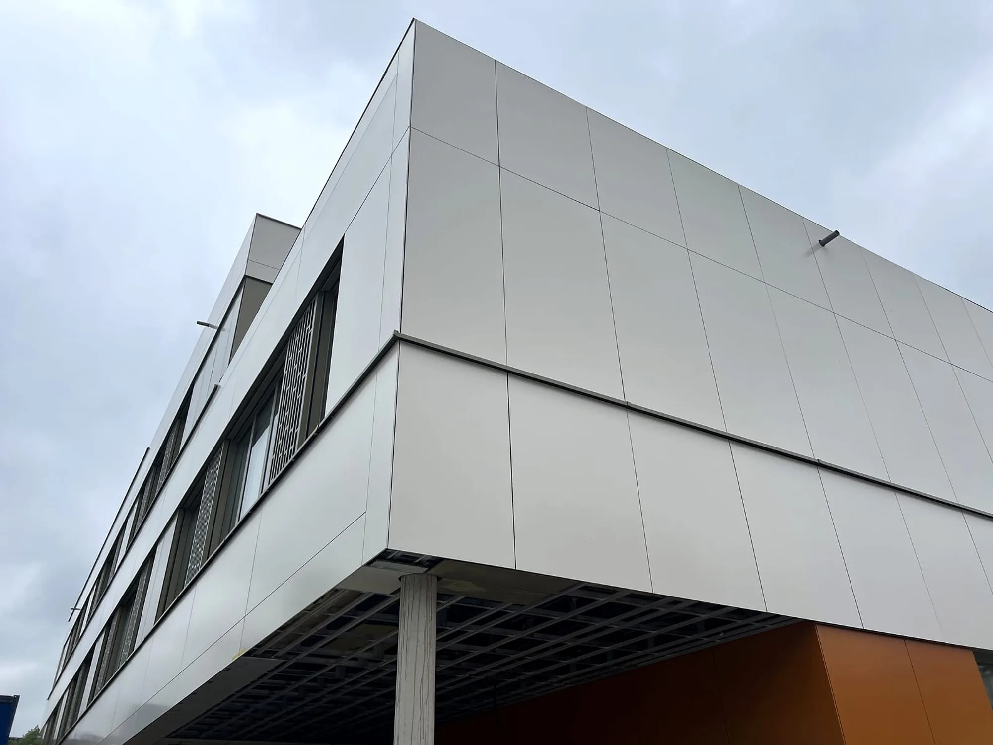 Plafonds en panneaux Rockpanel — rénovation et extension de l'école d'Howald (Luxembourg) par QUASART et Schnür Systeme