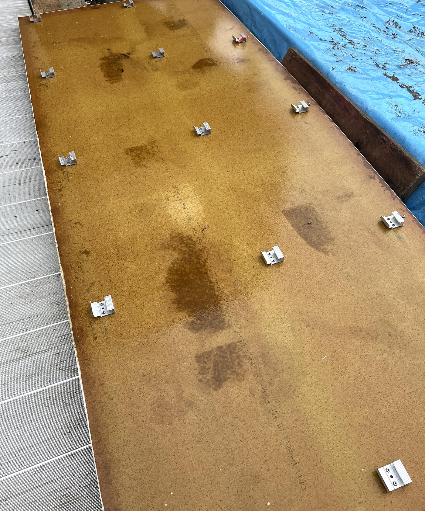 Système de fixation invisible par clips métalliques au dos d'un panneau Rockpanel — chantier école d'Howald