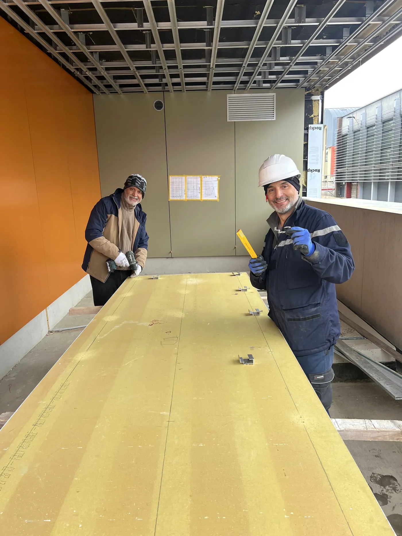 L'équipe QUASART sur le chantier de l'école d'Howald, pose des plafonds Rockpanel