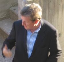 Hodgson tummassa pikkutakissa ja raidallisessa kauluspaidassa betoniseinän vieressä, 20.05.2007