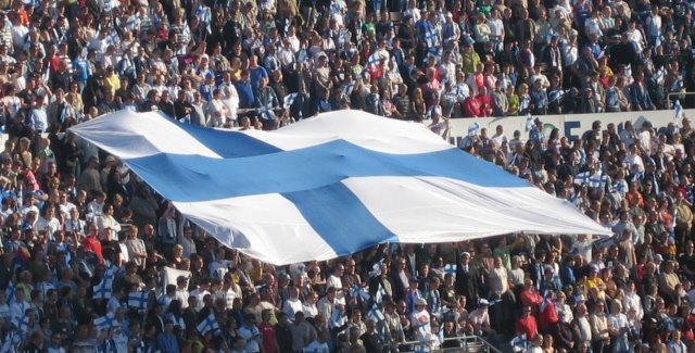 Suomen kannattajat levittävät jättimäisen Suomen lipun katsomossa, 02.06.2007