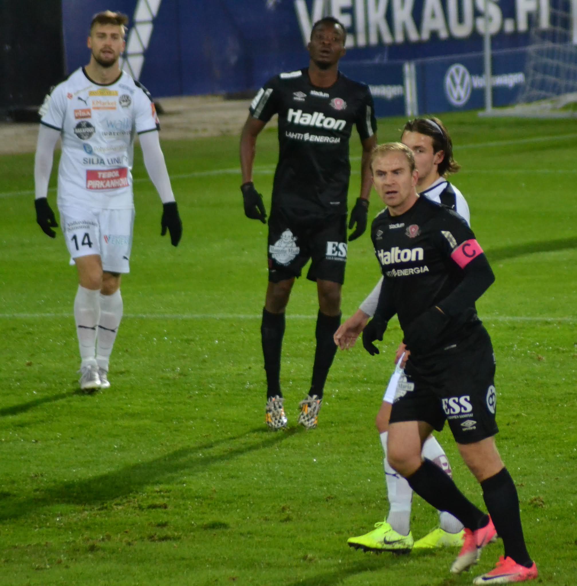 Hiihtostadion FC Lahti - FC Haka 19.10.2020 (Haka :Anton Popovitch ja Maximus Tainio, Lahti: Henritse Eninful ja Kari Arkivuo)