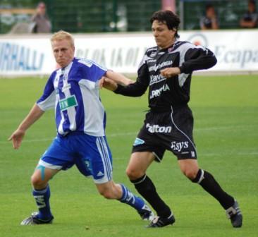 FC Lahti–HJK-ottelussa Litmanen ja Riihilahti kamppailevat kentällä mustassa ja sinivalkoraidallisessa paidassa, 23.08.2009