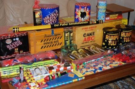 Pöydälle kootut ilotulitteet, mm. Iso Paha tanskalainen, Cake ABC, Power Box ja Rumpu Tuli, 30.12.2010
