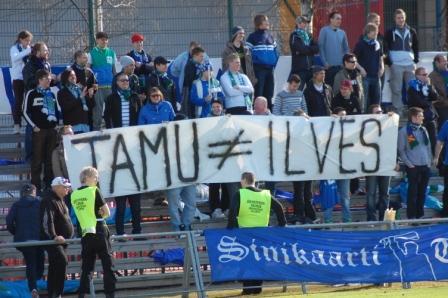 Tampere Unitedin kannattajien banderolli ”Tamu ≠ Ilves” katsomossa