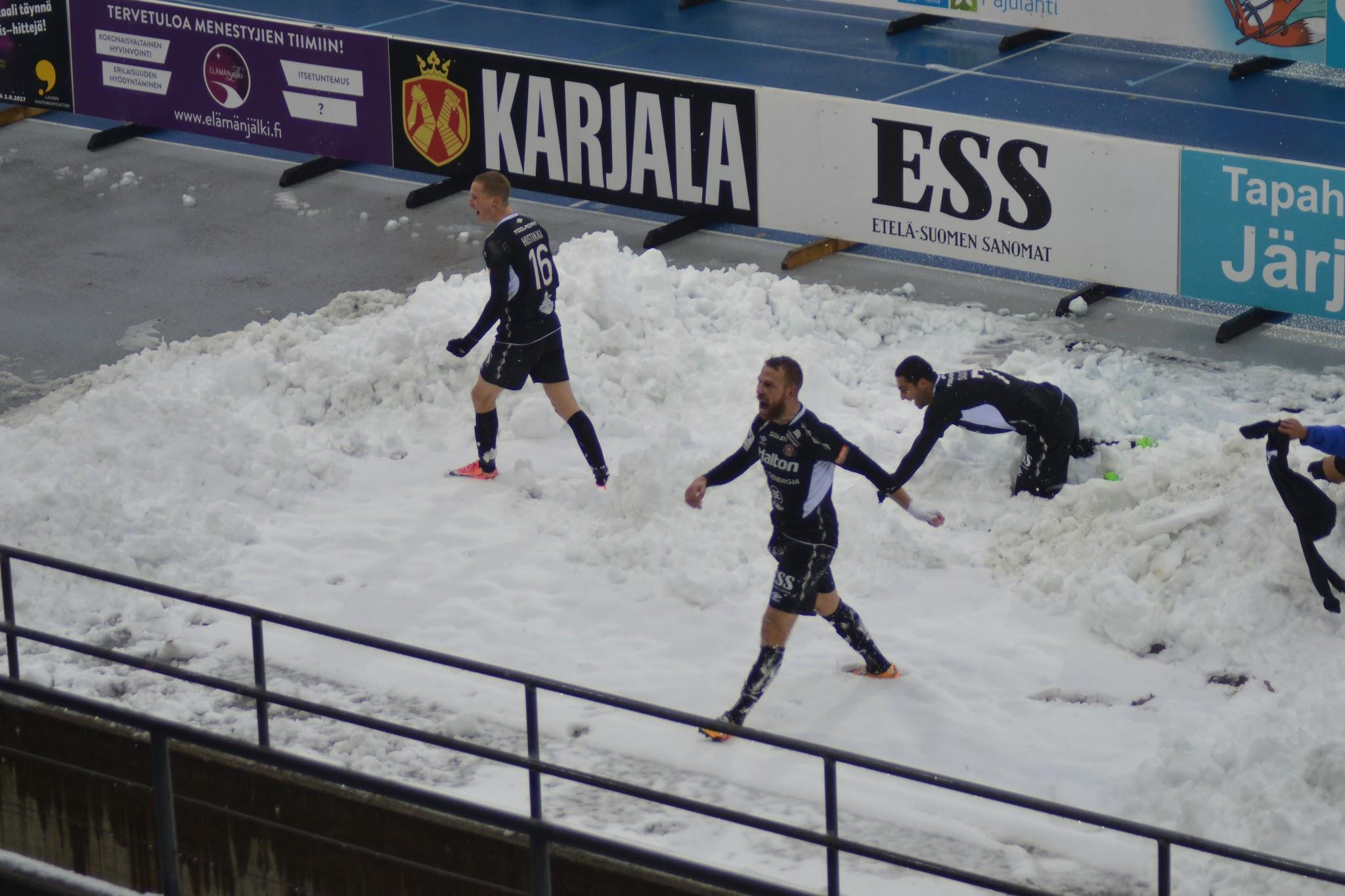 FC Lahti (Hostikka, Anier, Sadat) juhlii 28.10.2017.