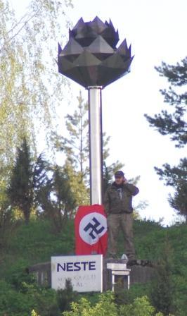 Natsilippu kisatulitornin vieressä, Lahden Stadion 24.05.2012