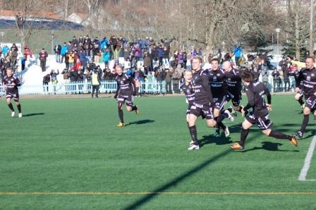 FC Lahden pelaajat juhlivat 2–1-maalia Liigacup-ottelussa katsojien edessä, 06.04.2013