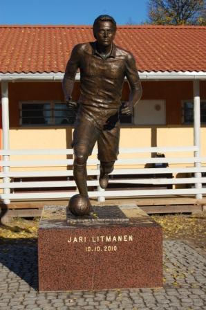 Pronssinen jalkapalloilijapatsas graniittijalustalla, jossa teksti Jari Litmanen 10.10.2010