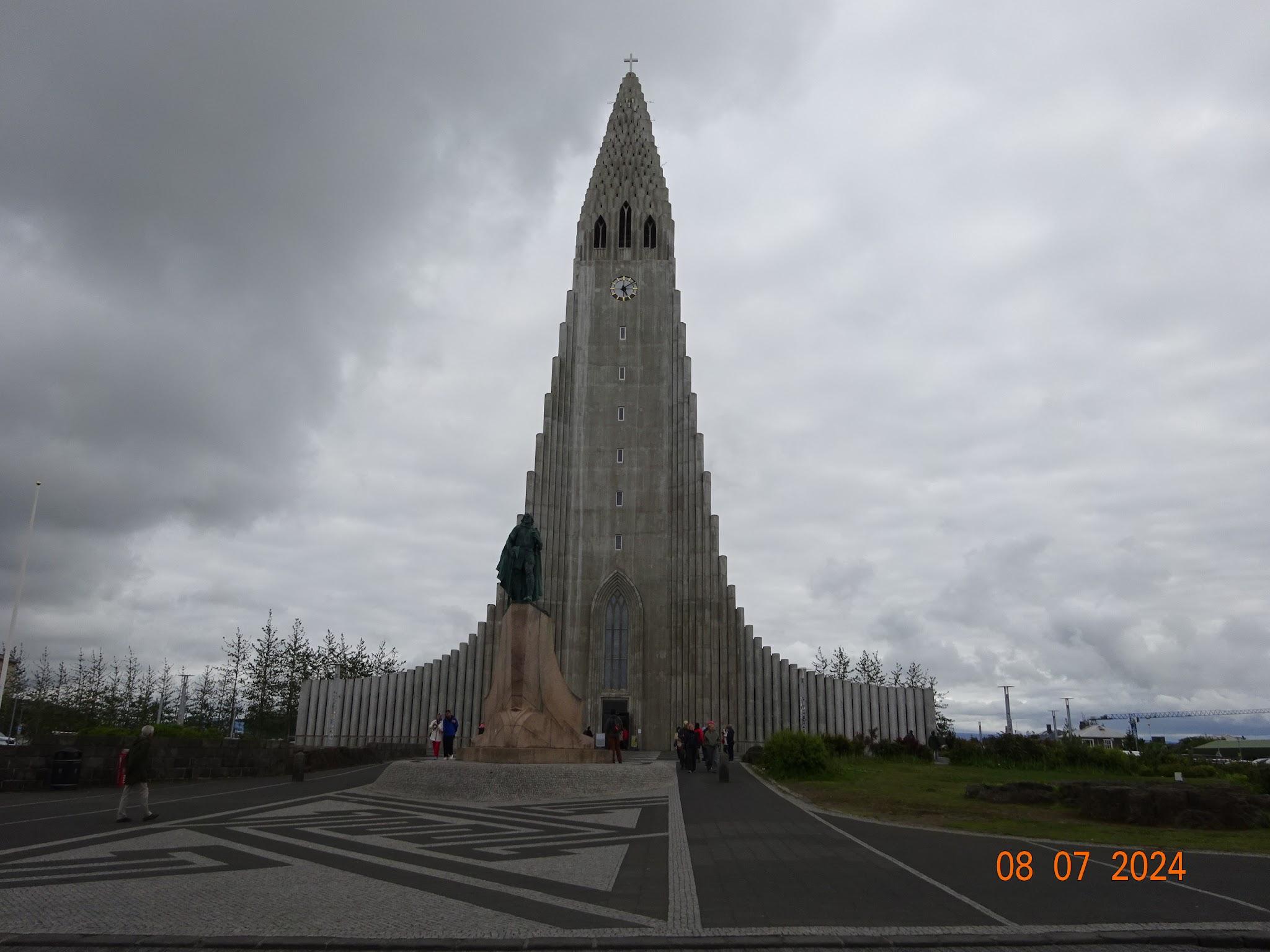 Hallgrimskirkja, 73 metriä korkea futuristista muotoilua edustava Islannin pääkirkko, joka valmistui 45 vuoden ponnistelujen jälkeen vuonna 1986.