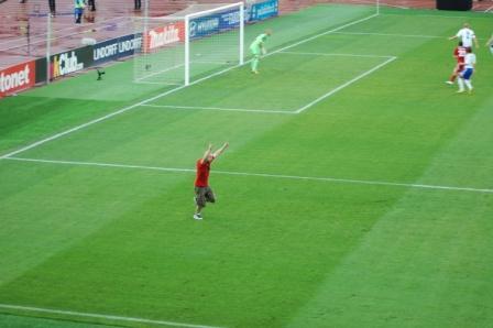 Kentälle juossut katsoja ottelussa Suomi - Valko-Venäjä, Olympiastadion 07.06.2013