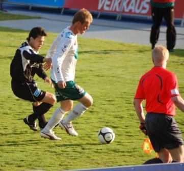 Lahti–MIFK-ottelun pallotilanne Lahden Stadionilla, avustava erotuomari etualalla, 14.06.2009