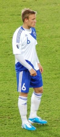 Väyrynen Suomen valkosinisessä pelipaidassa numero 6 seisoo kentällä, 12.10.2010