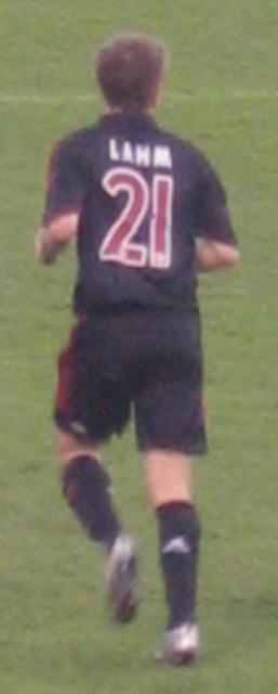 Jalkapalloilija tummassa pelipaidassa, jonka selässä nimi Lahm ja numero 21, juoksee kentällä, 01.05.2008