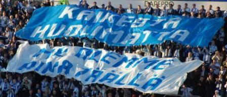 Kannattajien banderollit Kaikesta huolimatta ja Me olemme aina paikalla katsomossa Suomi–Wales-ottelussa, 10.10.2009