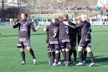 FC Lahden mustapaitaiset pelaajat juhlivat halaillen kentällä Liigacupin finaalissa, 06.04.2013