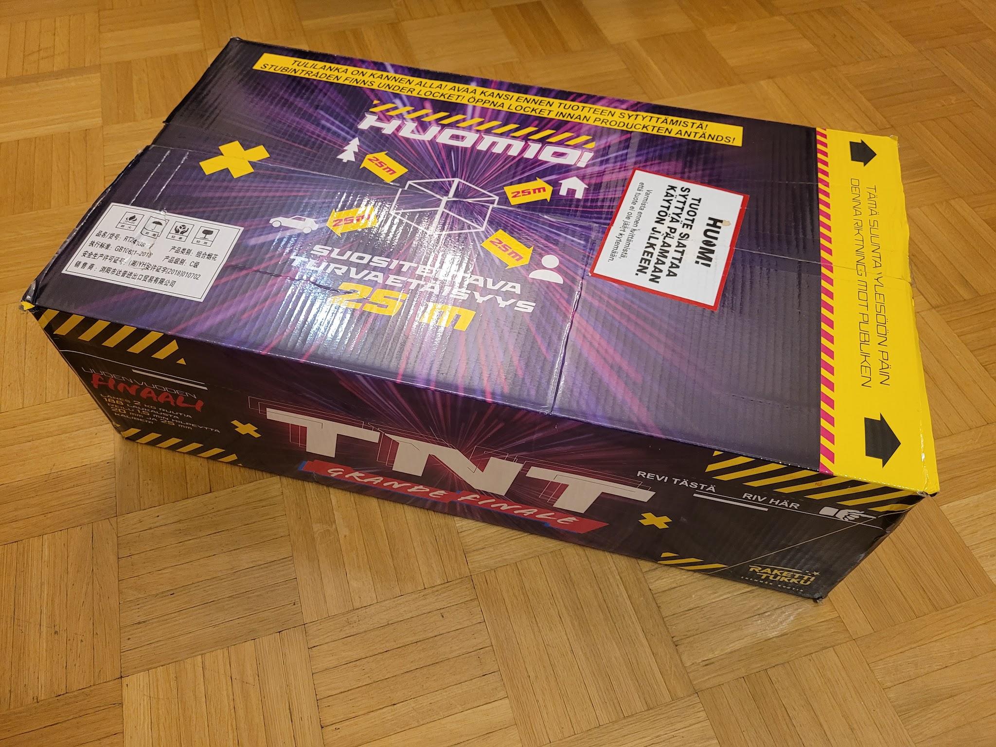 Ilotulituspatteriston laatikko TNT Grande Finale parkettilattialla, 31.12.2023