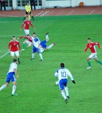 Litmanen ja Kuqi Suomen hyökkäyksessä punapaitaisia puolustajia vastaan, 12.10.2010
