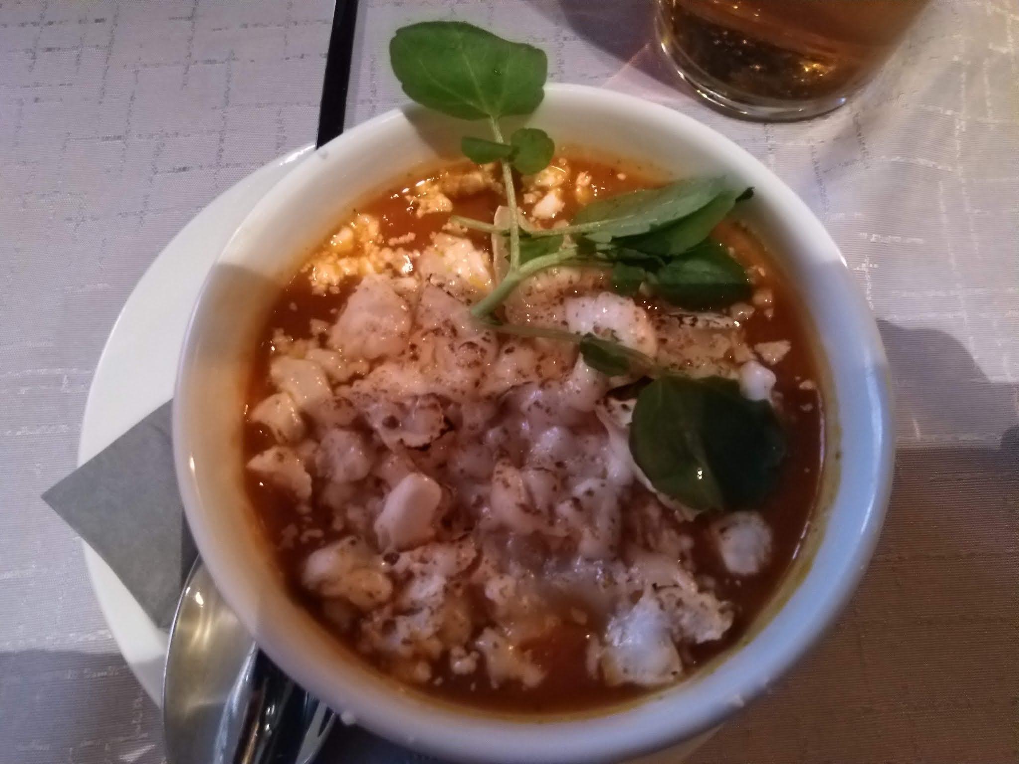 Keittoannos murustetulla juustolla ja vihreillä yrttilehdillä ravintola 2H+K:ssa Tampereella, 08.09.2019