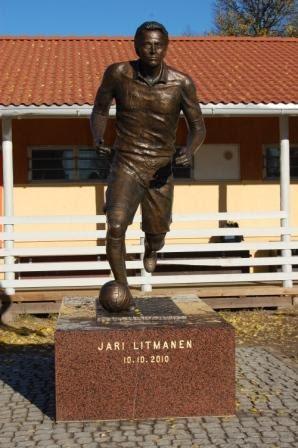 Jari Litmasen pronssipatsas graniittijalustalla, jossa teksti Jari Litmanen 10.10.2010