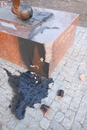 Jari Litmasen patsaan haljennut ja palon mustaama jalusta, 23.04.2011