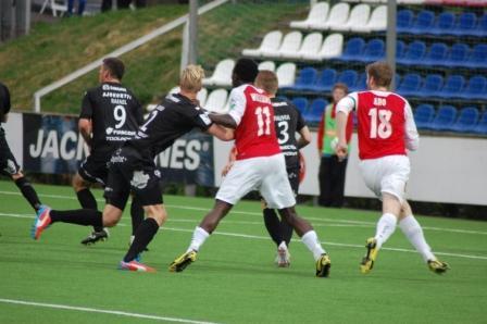 FC Lahden mustapaitaiset ja MyPan punapaitaiset pelaajat kamppailevat kentällä, 17.05.2013