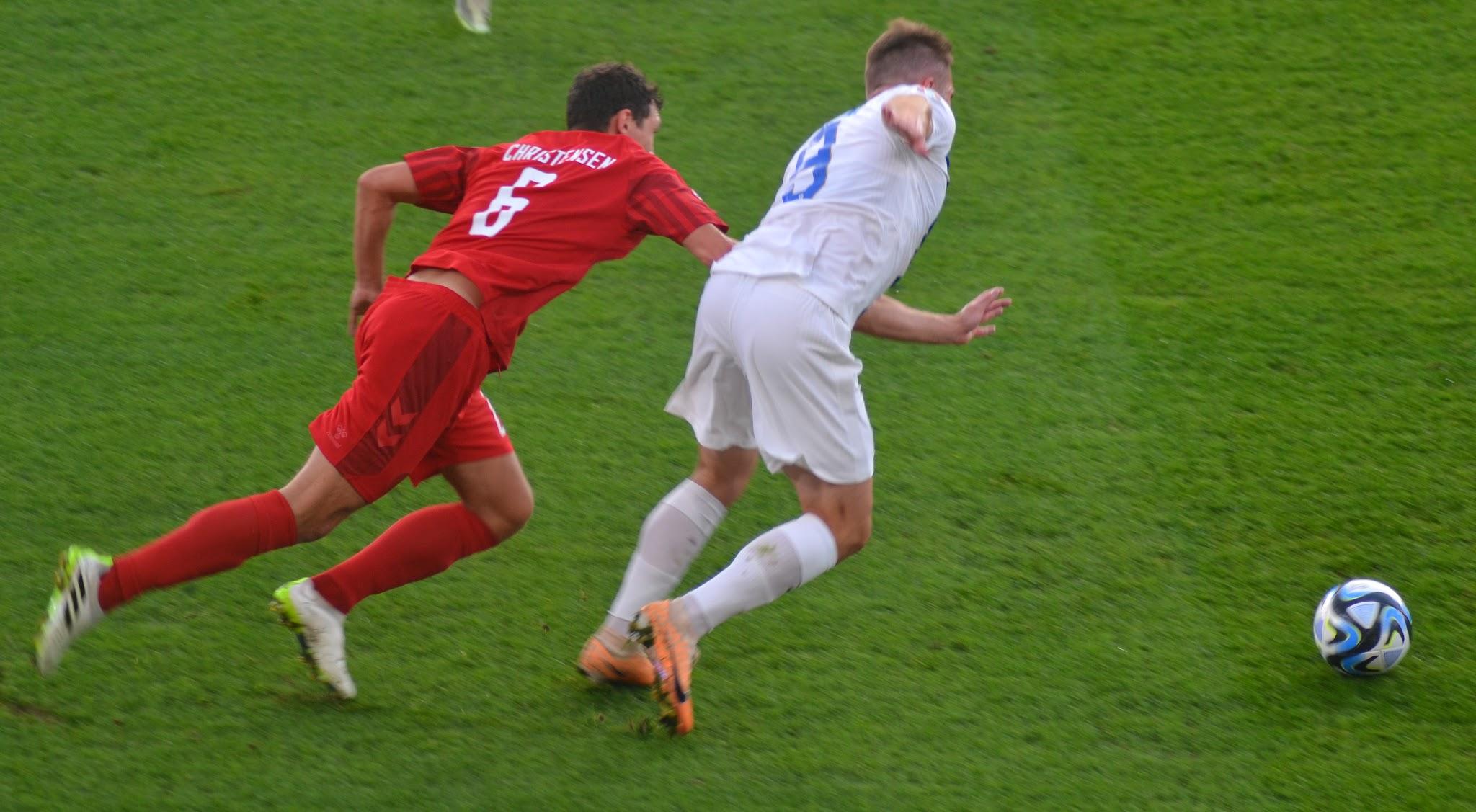 Tanskan Christensen numero 6 tavoittelee palloa Suomen pelaajan kanssa Suomi–Tanska-ottelussa