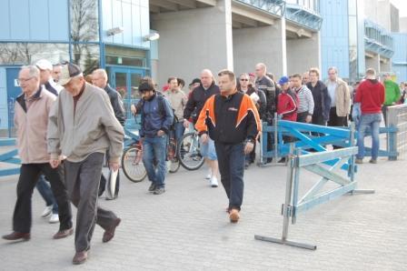 Aidoista tehty karsina poistumisaukolla, Lahden Stadion 16.05.2012