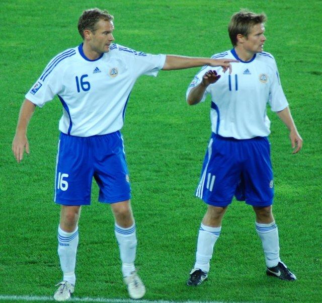 Kolkka ja Johansson Suomen valkoisissa pelipaidoissa numerot 16 ja 11 kentällä, 10.09.2008