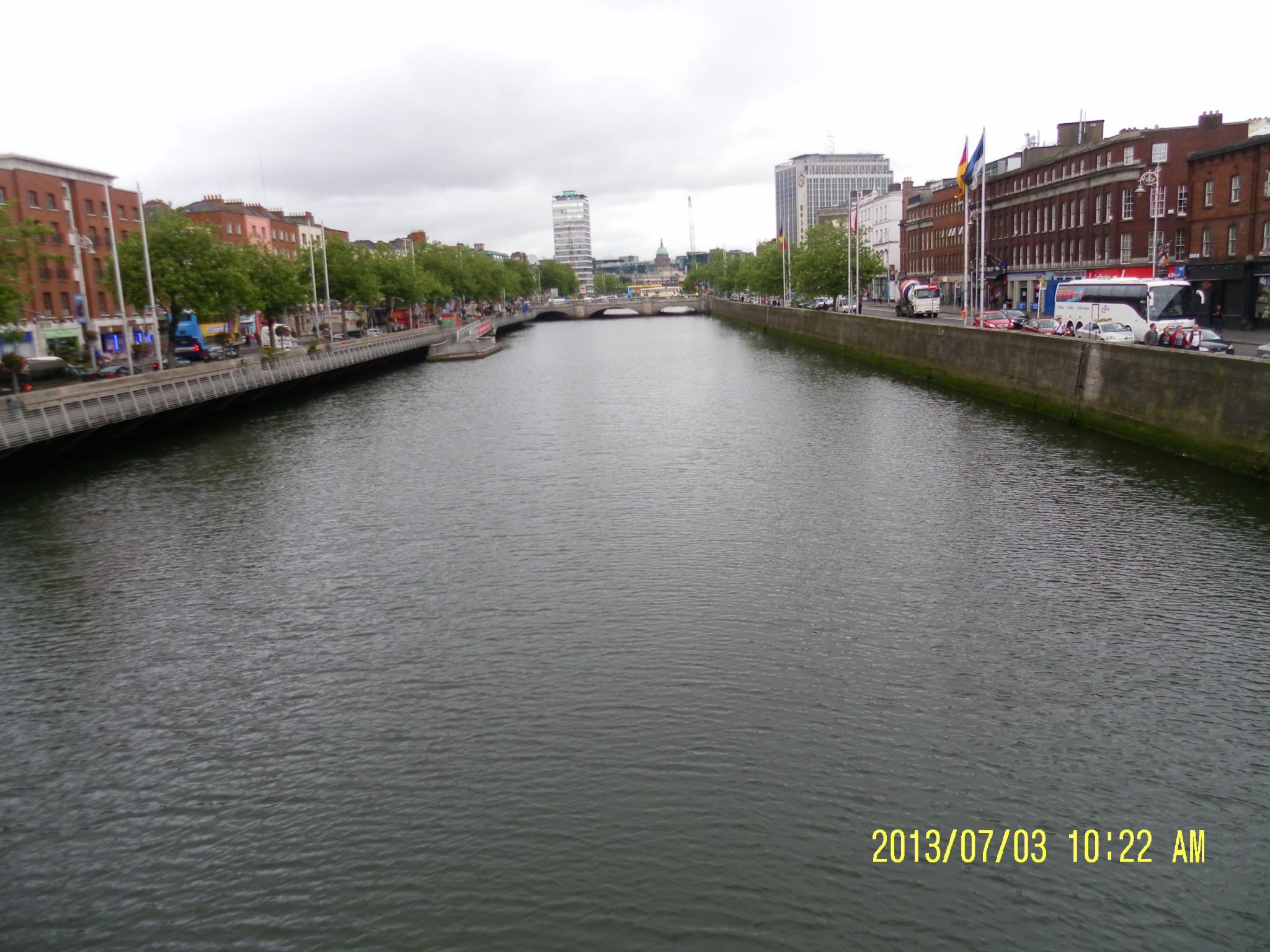 Liffeyjoki Dublinin keskustassa punatiilitalojen ja rantakatujen reunustamana, 03.07.2013