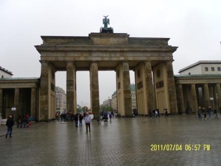 Brandenburger Tor sateisessa säässä ja turisteja aukiolla Berliinissä, 04.07.2011