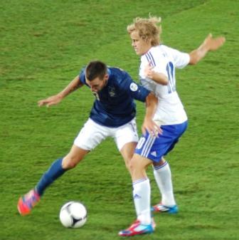 Reveillere ja Pukki kamppailevat pallosta sinisessä ja valkoisessa pelipaidassa, 07.09.2012