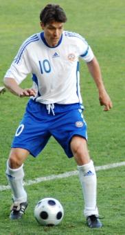Jari Litmanen Suomen valkoisessa maajoukkuepaidassa numerolla 10 pallon kanssa, Veritas Stadion Turku 02.06.2008