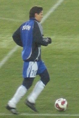 Jari Litmanen Suomen maajoukkueen sinisessä verryttelyasussa numerolla 10 pallon kanssa, 17.11.2007