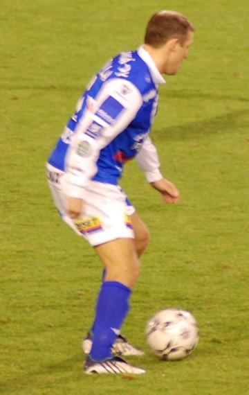 Mika Nurmela sinivalkoisessa pelipaidassa pallon kanssa nurmella, 25.09.2008