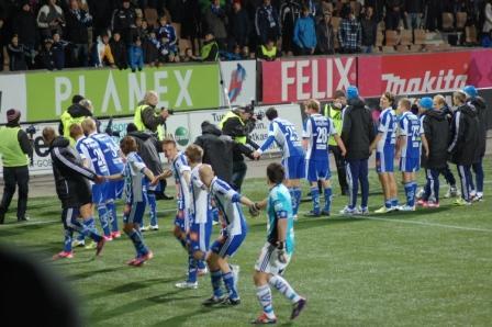 HJK:n sinivalkoasuiset pelaajat ja taustahenkilöt juhlivat kentällä katsomon edessä HJK–Lahti-ottelussa, 22.10.2012