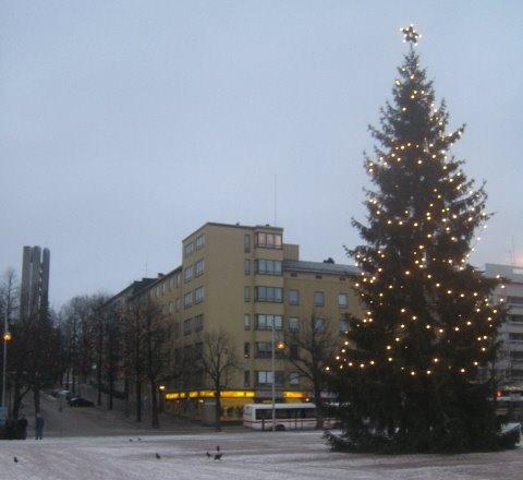 Valaistu joulukuusi torilla hämärässä talvi-illassa, taustalla kerrostaloja, 24.12.2007