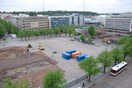 Lahden toriparkki 22.05.2013 (10/4) Torilla aikasemmin olleen vesialtaan perustukset ovat näkyvissä.