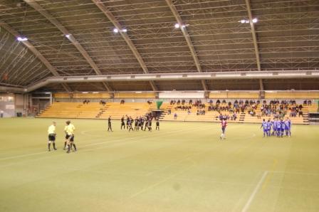 Lahden ja HJK:n joukkueet ja tuomarit Suurhallin tekonurmella viimeisessä ottelussa, 22.02.2012