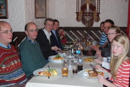 Klubilaisia jouluruokailussa El Toro -ravintolassa Lahdessa katetun pöydän ääressä, 22.12.2012