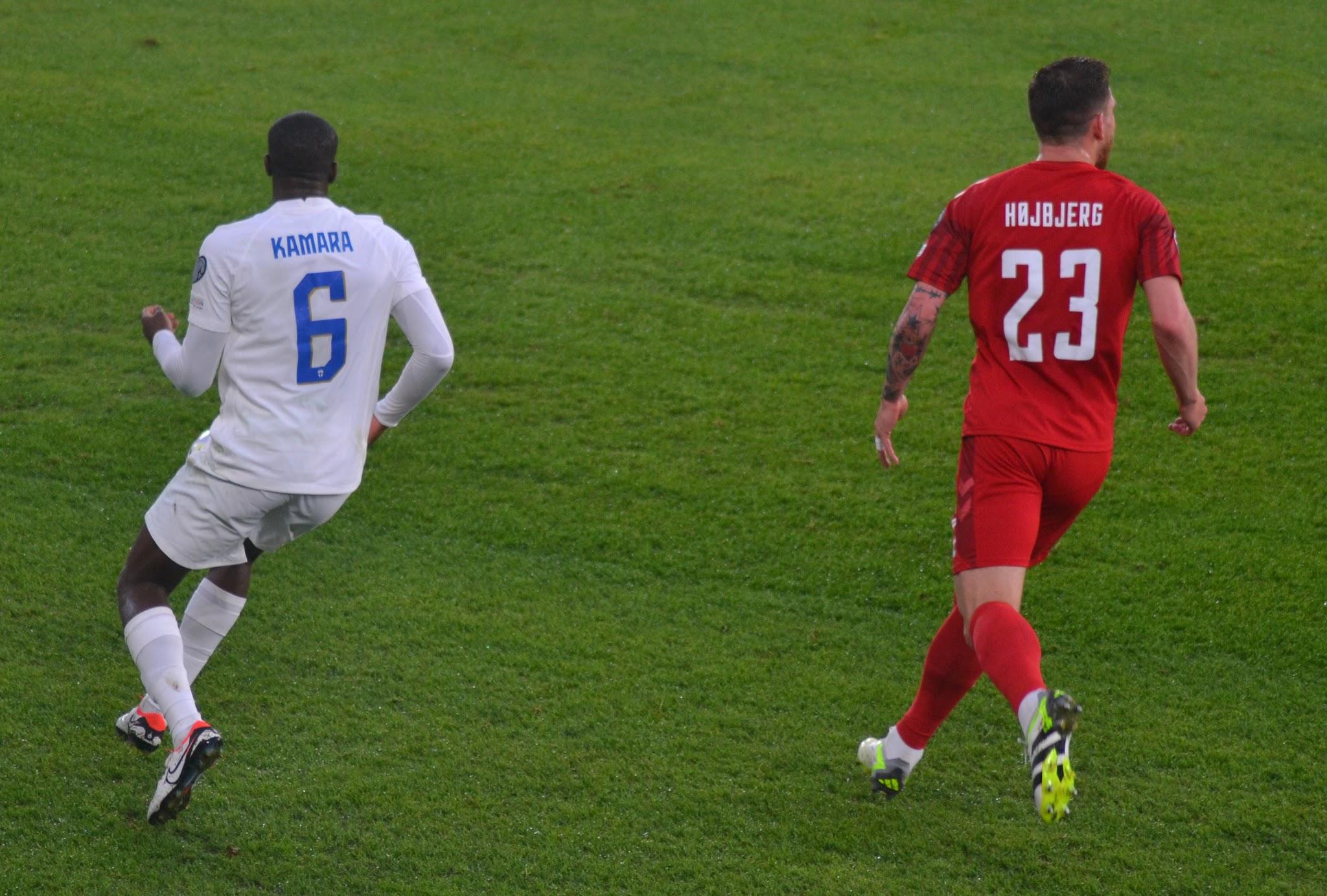 Kamara numero 6 ja Højbjerg numero 23 kentällä Suomi–Tanska-ottelussa