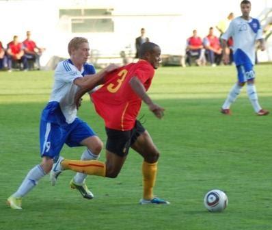Suomen pelaaja numero 9 kamppailee pallosta punapaitaisen Belgian pelaajan kanssa Suomi–Belgia-ottelussa, 11.08.2010