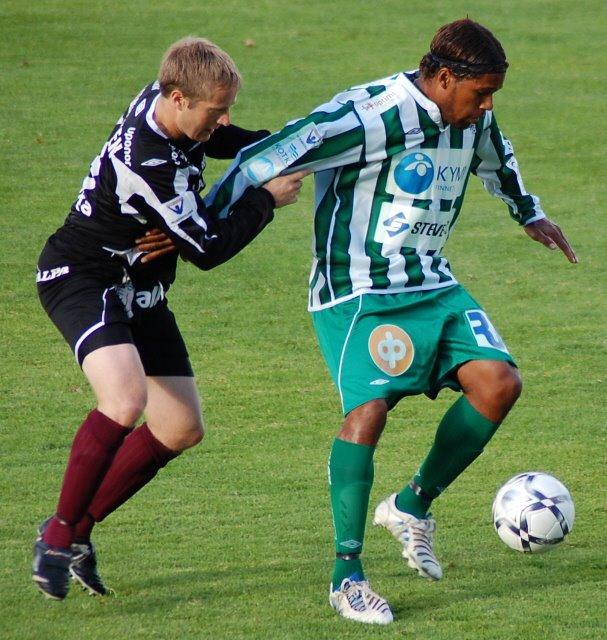 Hviden-Watson ja Mika Hänninen kamppailevat pallosta jalkapallo-ottelussa, 28.07.2008